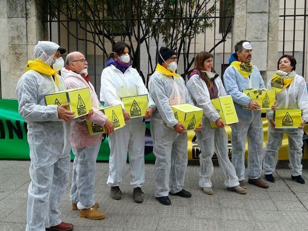 Los colectivos anti fracking entregan 13.000 firmas en Subdelegación