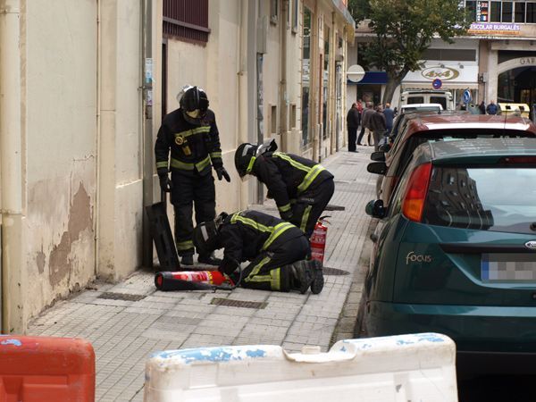 Susto por la explosión de una arqueta en Antonio Valdés y Bazán