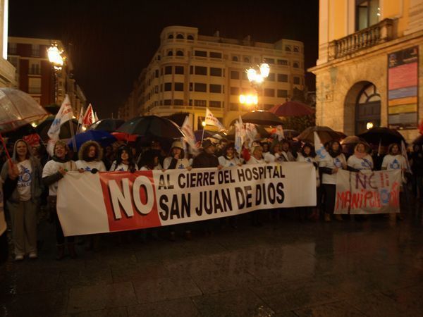 La plantilla de San Juan de Dios mantiene sus protestas en la calle