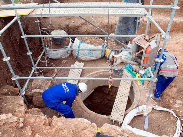 Clunia camina hacia la apertura de Cueva Román