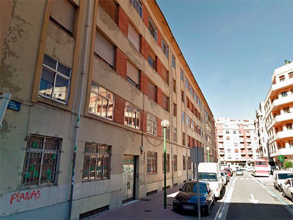 A la venta el edificio de la calle Aranda y una parcela en Juan Ramón Jiménez