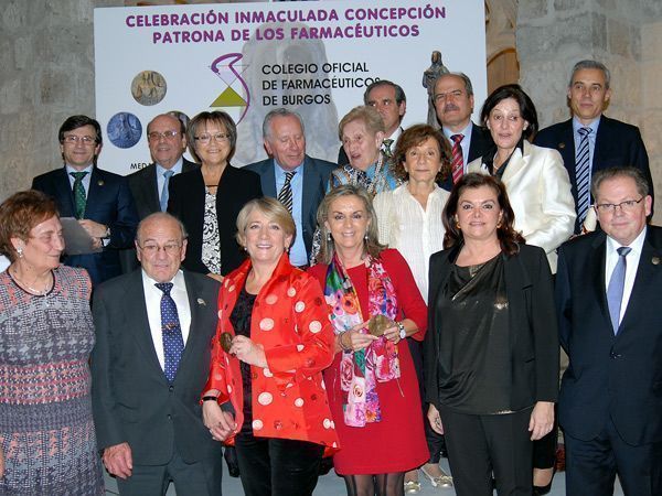 Carmen Peña recibe el reconocimiento del Colegio de Farmacéuticos