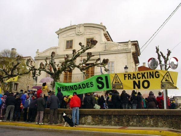 Alrededor de 300 personas dicen NO al fracking en Cuesta Urría