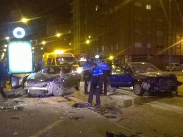 Al menos un herido en un aparatoso accidente en la calle Vitoria