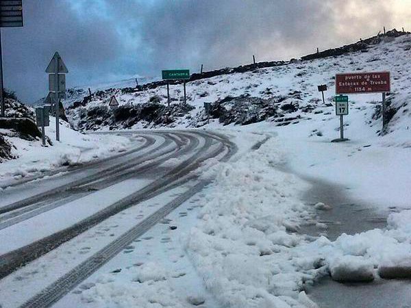 El hielo continúa dificultando el tráfico, con alerta amarilla por nieve