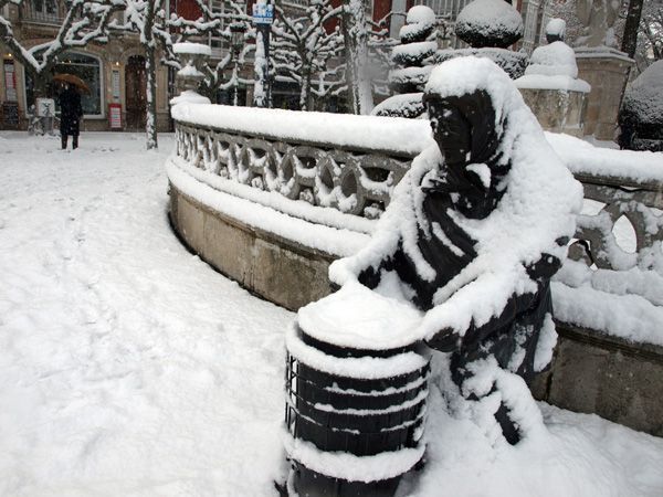 Burgos lucha contra la nieve y el hielo con 45 máquinas y 200 toneladas de fundente