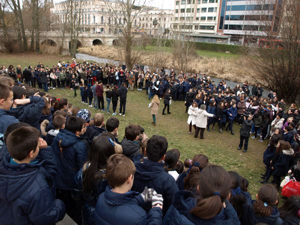 Los alumnos del Colegio Saldaña lanzan su particular mensaje de paz