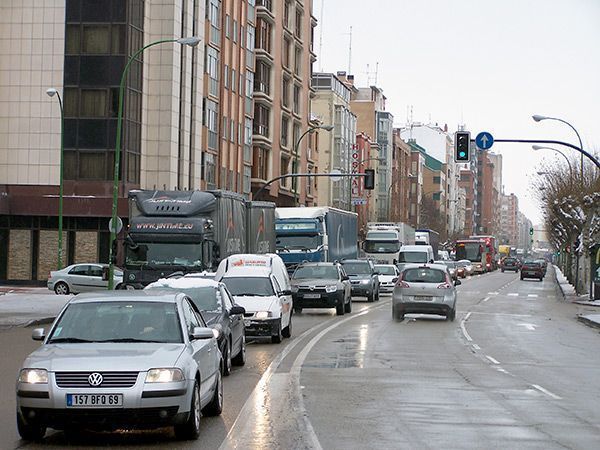 El hielo deja 12 heridos, una colisión múltiple, el cierre de la BU-30 y varios accidentes