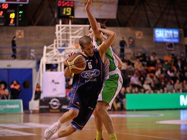 99-65. Autocid asfixia a sus rivales