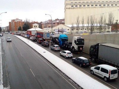 Las retenciones están dificultando enormente el tráfico en la capital. BC