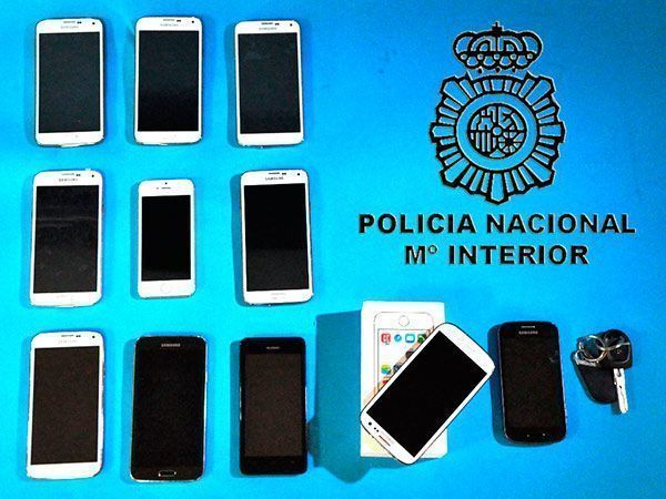 Pillados al intentar vender móviles de falsificación a dos agentes de paisano