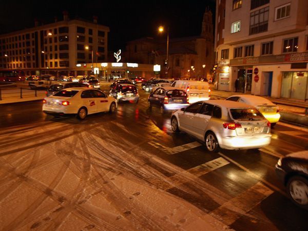 El hielo colapsó ayer la ciudad y causó 11 accidentes leves