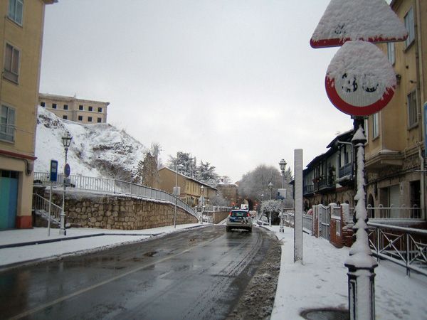 El temporal arrecia, con nieve y frío, complicando el tráfico en provincia y capital