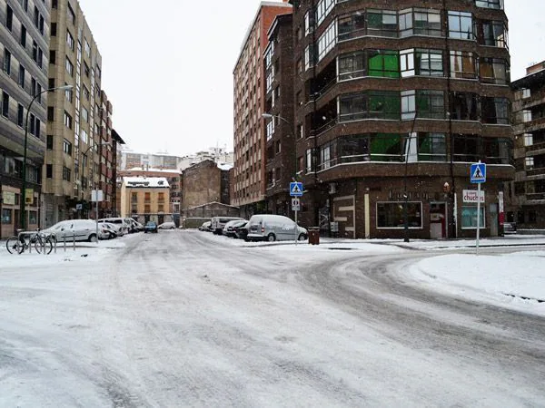 Burgos lucha contra la nieve y el hielo con 45 máquinas y 200