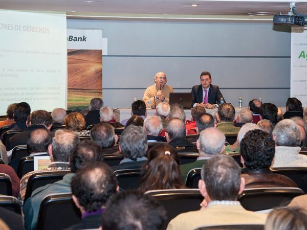 200 profesionales de la agricultura participan en una jornada de AgroBank