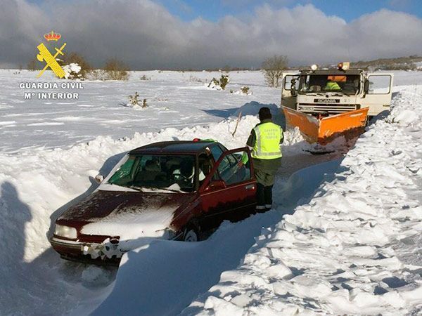 Rescatado un conductor que pasó la noche en su vehículo atascado en la nieve