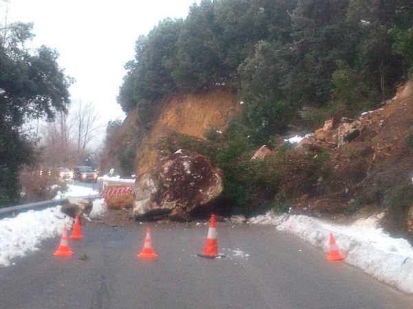 Los desprendimientos de roca cortan la carretera del Sobrón