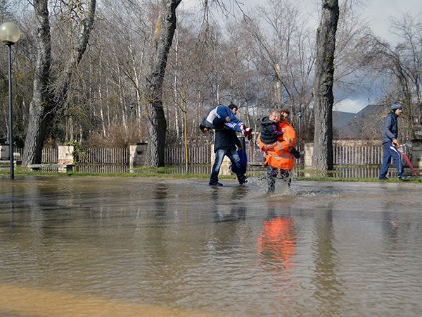 El río Nela se vuelve a desbordar e inunda Villarcayo