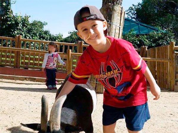 Adrián, un niño de 6 años, busca ayuda para luchar contra el meduloblastoma