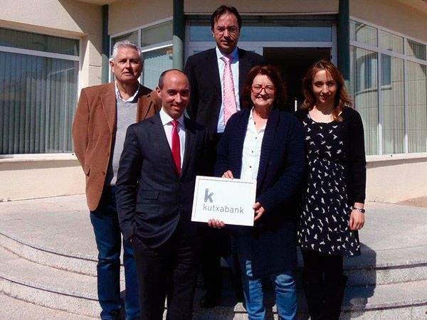 Autismo Burgos recibe 6.200 euros de Kutxabank para material deportivo
