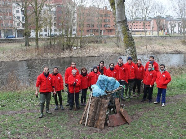 Voluntarios de Cruz Roja sacan 220 kilos de basura de la ribera del Arlanzón