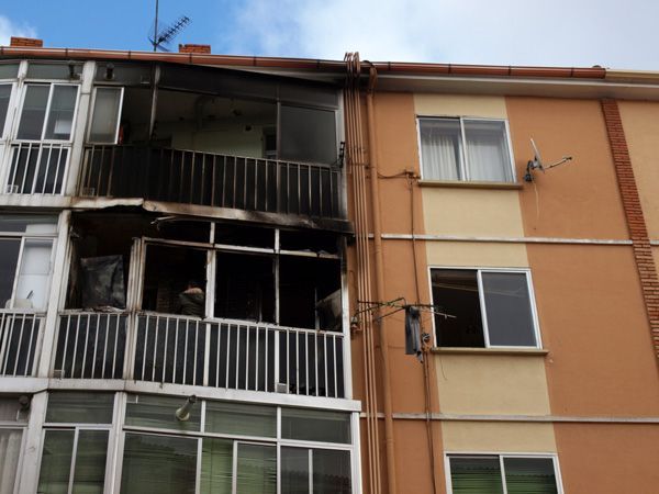 Un incendio arrasa de madrugada una vivienda de la Barriada Inmaculada