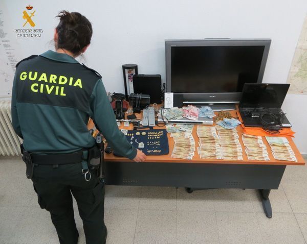 Detenidos en Dueñas los autores de un robo en un colegio de Aranda