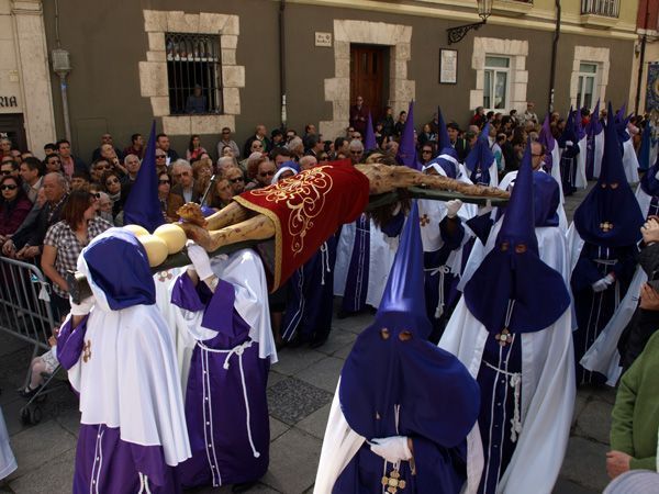 Burgos despide a su Cristo a toque de carraca