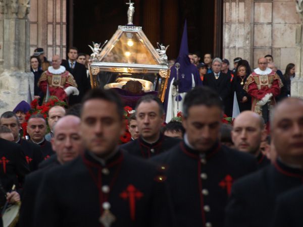 Los cofrades acompañan al Cristo Yacente en su Santo Entierro