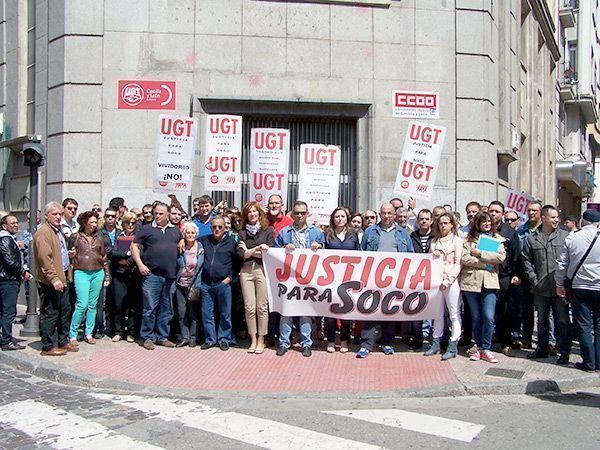 Medio centenar de sindicalistas claman contra el despido de una compañera