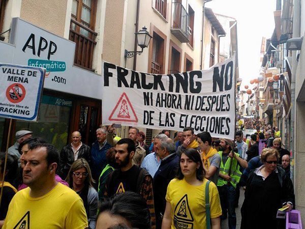 Unas 4.000 personas se manifiestan contra el fracking en Medina de Pomar