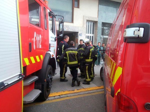 Un incendio en un garaje de Severo Ochoa calcina una moto y un turismo