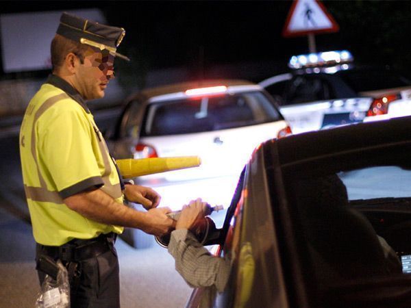 Un conductor se salta un stop y registra tres veces más de la tasa de alcohol permitida