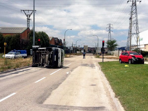 Un herido leve en un fuerte accidente entre una furgoneta y un turismo