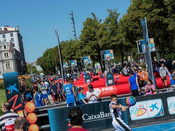 400 niños participan en el torneo Plaza 3×3 de baloncesto