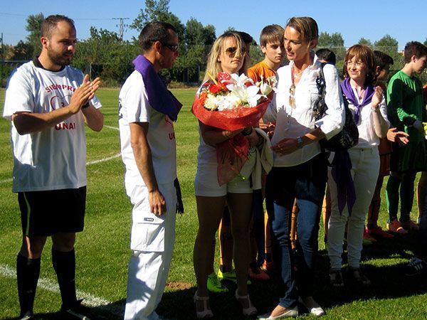 Castañares recuerda a Unai con un monolito y el remodelado campo de fútbol