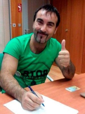 José, feliz en la firma de la dación en pago íntegra. PAH