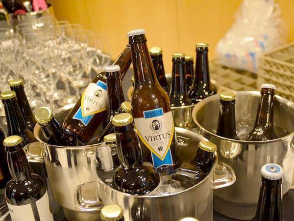 Los cerveceros burgaleses ‘Virtus’ se reúnen con un importador japonés