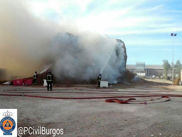 Un incendio en los exteriores de Kronospan activa todas las alarmas