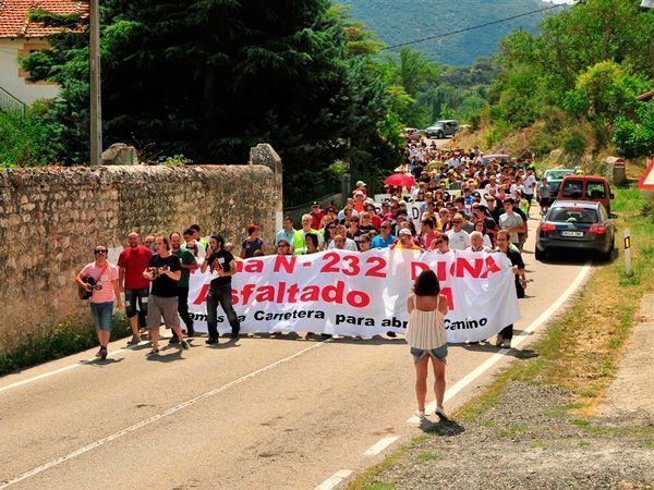 Medio millar de personas exigen en Valdenoceda el arreglo de la N-232