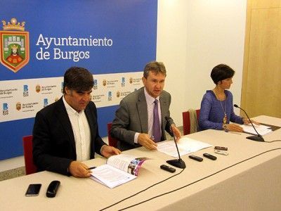 Lacalle, junto con Gómez y Montes, en la presentación de la programación. PCR