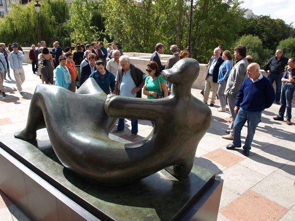 El arte de Henry Moore se instala en el entorno del Arco de Santa María