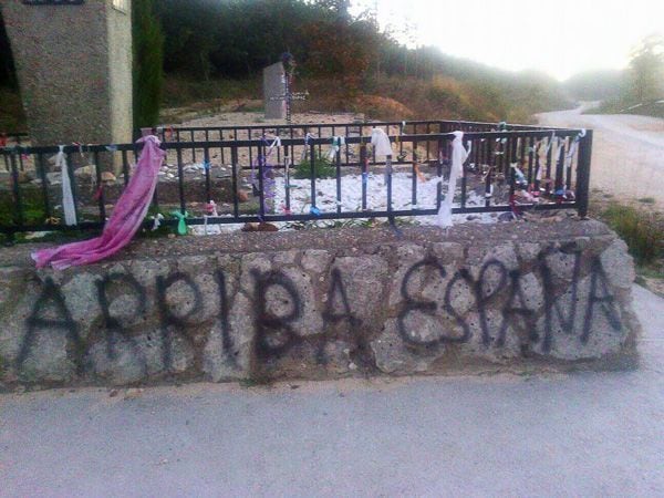 Indignación por la aparición de pintadas en el monumento de La Pedraja