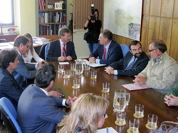 Lacalle ofrece a la Industria “estabilidad y paz laboral” frente a la “incertidumbre” catalana