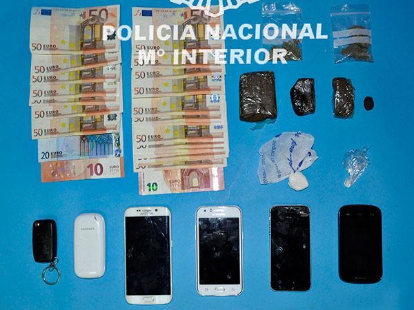 Tres detenidos tras pillarlos con hachís, marihuana y cocaína