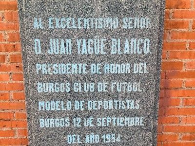 La placa de la discordia se sitúa en el interior del estadio. JAQ