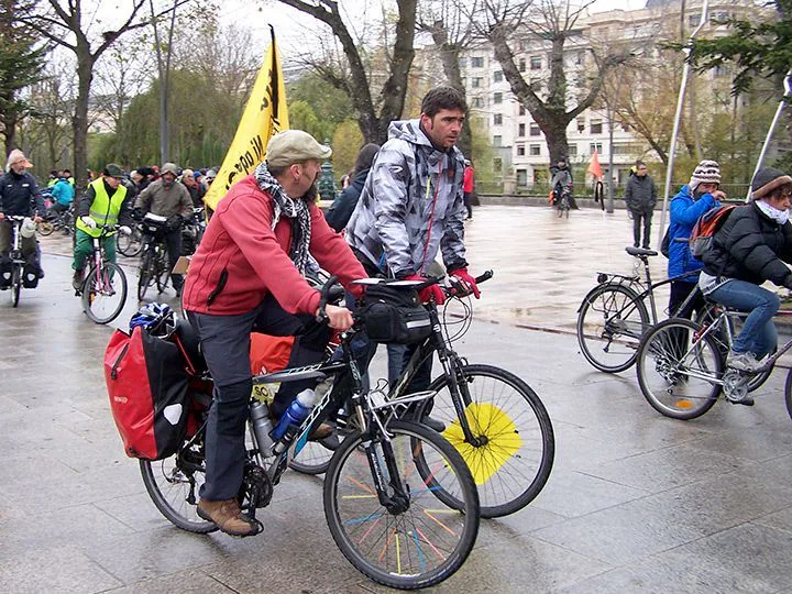 Un centenar de bicicletas se unen contra el cambio climático