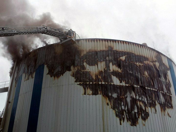 Los bomberos apagan un fuego originado en un digestor de la Depuradora