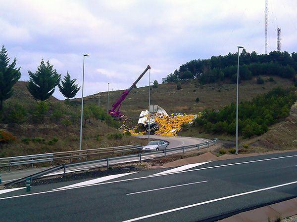 Herido el conductor de un camión tras volcar el vehículo en el Nudo Landa