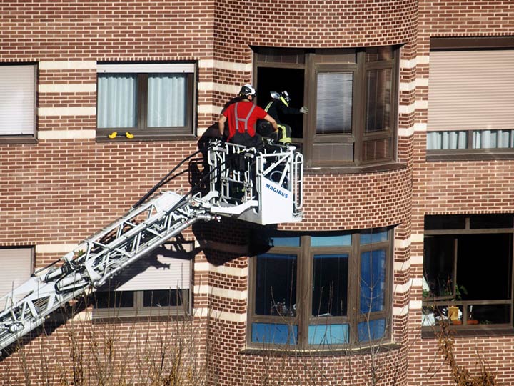 Auxiliar a una mujer herida en su domicilio requiere de 2 acciones de Bomberos